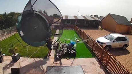 Horror-Moment im Garten - Trampolin wird zur Schleuder-Waffe