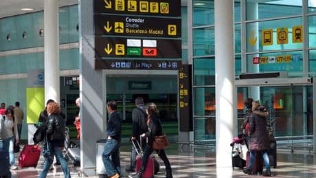 Unos padres dejan a su hijo de 10 años en el aeropuerto y se van de vacaciones sin él por tener el pasaporte caducado