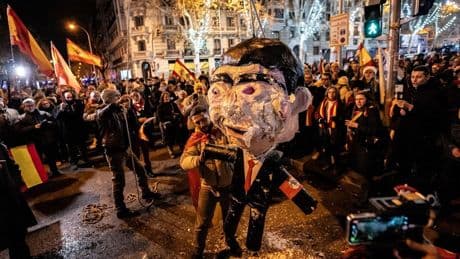 La Audiencia de Madrid reabre la causa sobre el muñeco de Sánchez apaleado en la 'Nochevieja ultra' de 2023 en Ferraz