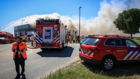 Blussen brand Vlaardingen gaat nog uren duren