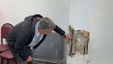 İstanbul'da 6,2'lik depremde kolonları hasar gören binada bulunan dernek tahliye edildi