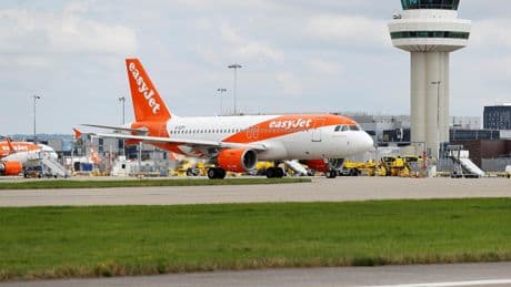 Glasgow : un passager arrêté à bord d’un avion après avoir perturbé un vol, la police antiterroriste saisie