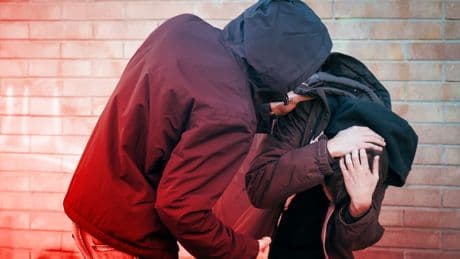 Frankfurt - Betrunkener (23) attackiert Rentner (69)