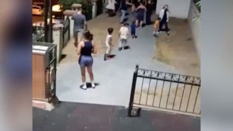 Çocukların kavgasına anneler de dahil olunca ortaya bu görüntüler çıktı