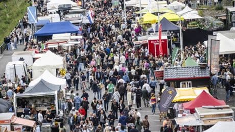Neues Sicherheitskonzept am Rheinufer: Düsseldorfer Fischmarkt entspannt sich nach überfülltem Saisonauftakt