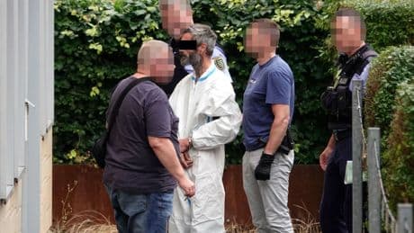 Mann lag blutverschmiert im Badezimmer - Vater (71) getötet! Sohn (45) in Haft