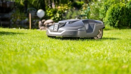 Im Garten der Familie - Mähroboter verletzt Baby