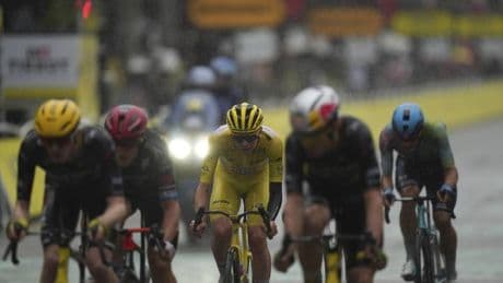 Tour de France, beffa finale per Pogacar: Van Aert lo stacca in salita e vince la tappa di Parigi