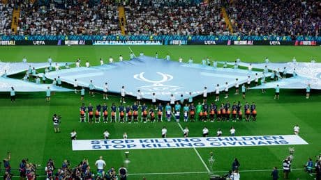 UEFA Süper Kupa finali öncesinde Filistin'e destek pankartı