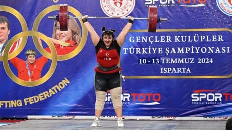 Milli halterci Fatmagül Çevik, gençler dünya şampiyonu oldu