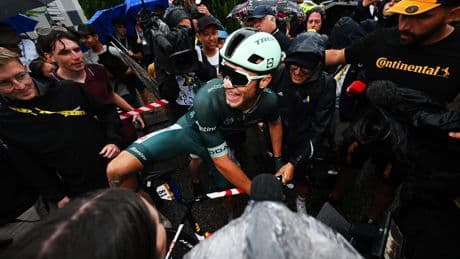 Herbeleef hier hoe Jonathan Milan opnieuw in de Tour de France zegevierde