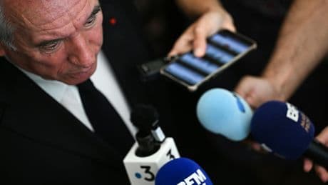 François Bayrou promet d'améliorer la situation des maires en vue des municipales 2026