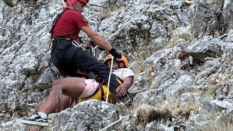 Zamanla yarış! Yamaç paraşütündekiler kayalıklara düştü