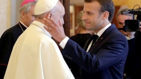 "Il n'aimait pas être enfermé dans les codes": Macron rend hommage au "chemin très singulier" du pape François