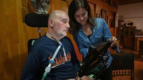 La voz del pensamiento: una neuroprótesis permite hablar a personas con ELA en tiempo real