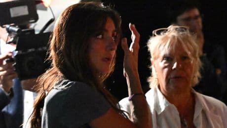 Pippo Baudo, Ambra alla camera ardente in lacrime: «Mi ha rimessa in carreggiata. Il Dopofestival? Difficilissimo, ma lui mi voleva a tutti i costi»