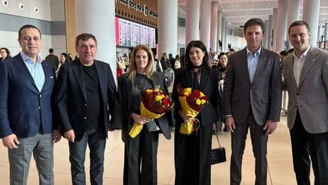 Hagi ile Popescu çiçeklerle karşılandı