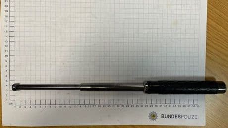 Essen: Bundespolizei stellt Teleskopschlagstock bei Mann sicher