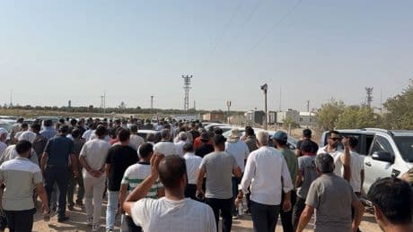 Suyu kesilen çiftçilerden eylem: Borularla yolu kapattılar
