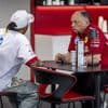Ferrari-teambaas staat ondanks boze Hamilton achter strategie: 'Was goed werk'