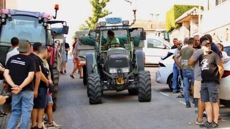 Más de un centenar de viticultores se manifiestan en Sant Sadurní para exigir un precio "digno" de la uva