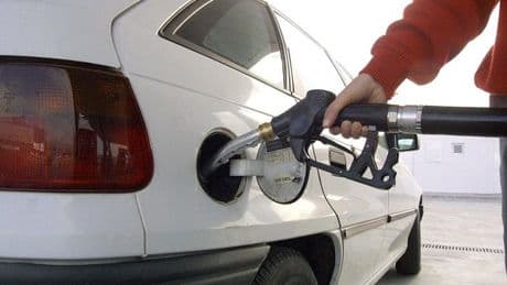 La diferencia al llenar un depósito entre las gasolineras vascas alcanza los 20 euros