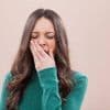 Pourquoi met-on la main devant sa bouche quand on baille ?
