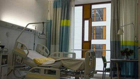 Varese, entra in ospedale e uccide la moglie ricoverata a colpi di pistola, poi si uccide: erano una coppia di anziani