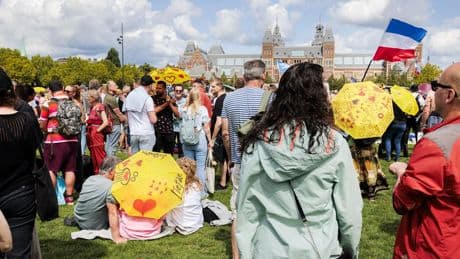 Enkele honderden herdenken overleden bedenker 'koffiedrinkacties' tijdens corona