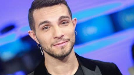 Marco Carta compie 40 anni: l'accusa di furto, Amici e Sanremo. Cosa fa oggi il cantante