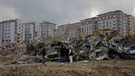 Al menos un muerto y 69 heridos en un terremoto de magnitud 5,8 en Turquía