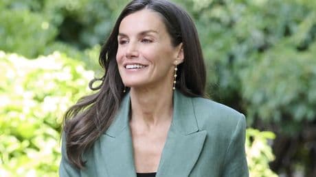 La reina Letizia rescata su vestido más fresquito de Carolina Herrera para el Día de las Fuerzas Armadas