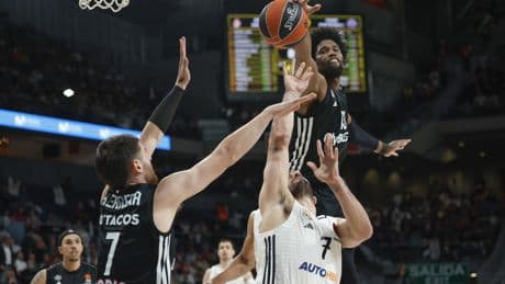 El Real Madrid naufraga ante el París en una noche para olvidar y ya sólo le queda una vida en Europa