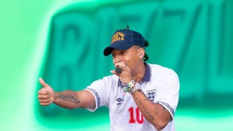 Rizzle Kicks' Glastonbury set sees frontman Jordan Stephens welcome a very special guest