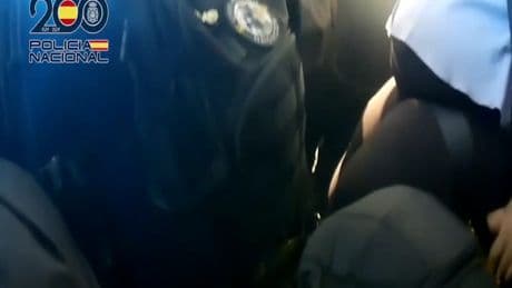 El momento en el que varios agentes llevan al hospital a una mujer que se puso de parto en medio del apagón