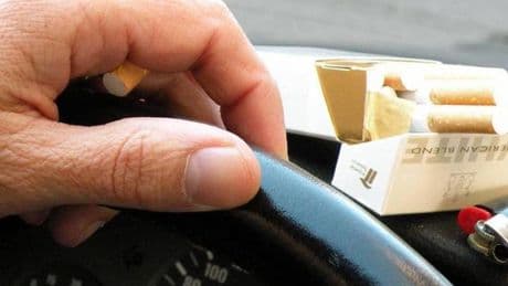 Sanidad prohibirá fumar en vehículos de trabajo, piscinas públicas, campus y exteriores de salas de fiestas
