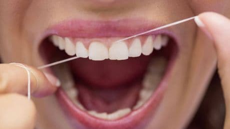 Llega el primer hilo dental que analiza tu saliva y te dice si estás estresado (y muchas cosas más)
