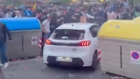 Panik vor dem Barcelona-Spiel - Auto rast in Menschenmenge