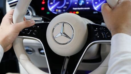 Meerderjarige zoon eist bij rechter leefgeld van vader, ook voor leasekosten van zijn Mercedes