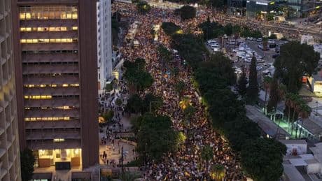 "Notre monde s'est effondré": une immense manifestation à Tel-Aviv pour demander la fin de la guerre à Gaza et le retour des otages