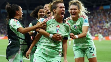 Fußball-EM in der Schweiz: Italien stürmt als erstes Team ins Halbfinale