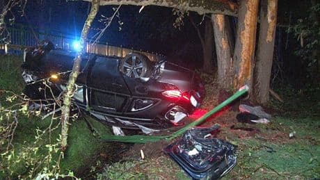 Tragischer Unfall - Mercedes fliegt gegen Baum – Fahrer tot