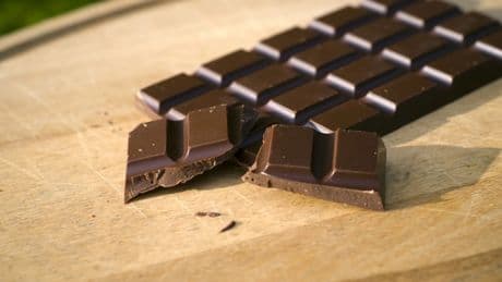 Qué es el chocolate de algarroba y cuáles son sus beneficios frente al típico