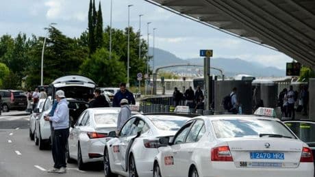La Diputación refuerza el servicio de taxi del aeropuerto desde este lunes