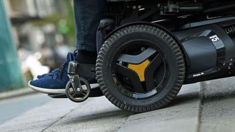 Verkehrsdelikt: Rollstuhlfahrer fährt betrunken auf der Straße