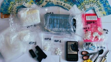 Savona, nasconde 1,7 kg di cocaina e una pistola in casa: arrestato ventiquattrenne