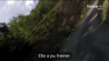 Tour de France femmes : en vidéo, la chute du maillot jaune Kim Le Court sur l’avant-dernière étape