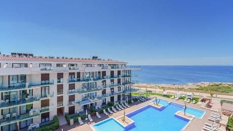 La gestora Azora eleva su apuesta por el mercado hotelero español con la compra a Urban Input el complejo Skyline de Menorca