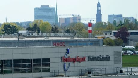 Flughafen Hamburg: Passagierflugzeug landet außerplanmäßig wegen Rauchentwicklung