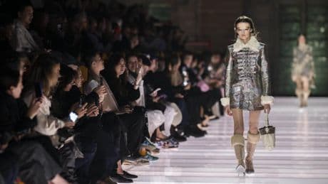 Malla metálica, faldas skater y reticencias papales: el desfile Crucero de Louis Vuitton se adelanta al presente